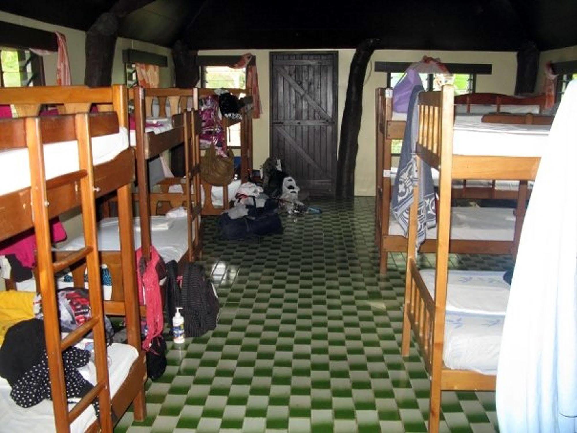 Ratu Kini Backpackers And Dive Resort Mana Island Eksteriør bilde